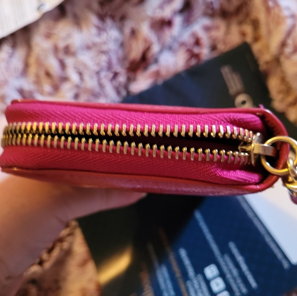 Authentic Gucci soho pink wallet💗 Lots of card slots. Get your Gucci on. - Picture 5 of 11